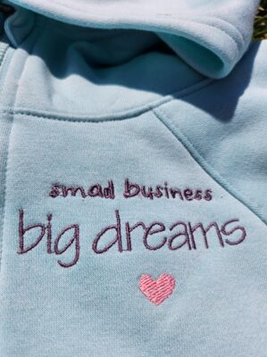 emprende en bordado o productos personalizados